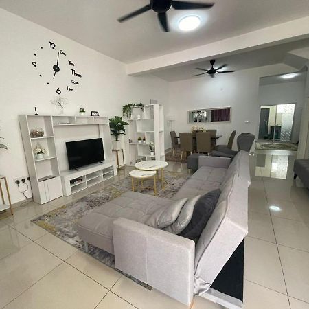 Safiyya Homestay Клуанг Екстер'єр фото